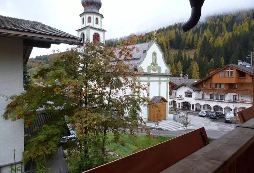Aamiaismajoitus (B&B) Chalet Ciasa Alexander