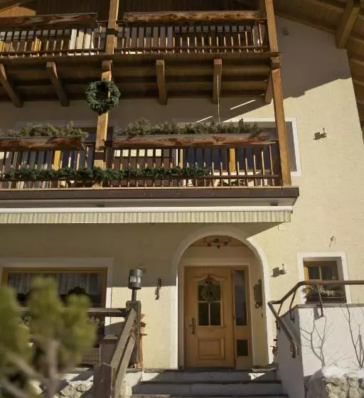Aamiaismajoitus (B&B) Chalet Ciasa Alexander