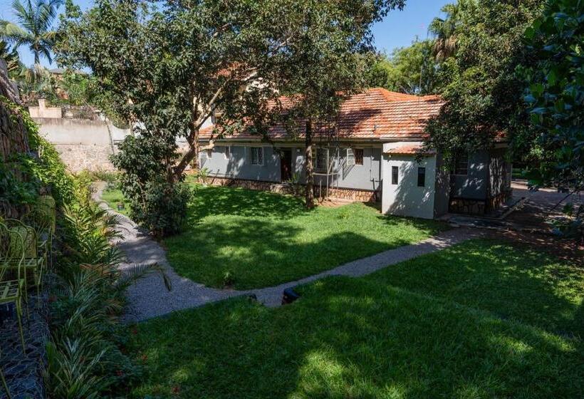 تختخواب و صبحانه Green Square Grove