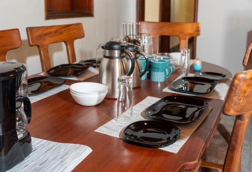 تختخواب و صبحانه Green Square Grove