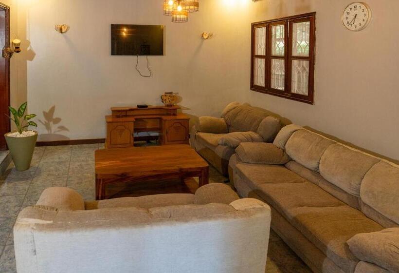 تختخواب و صبحانه Green Square Grove