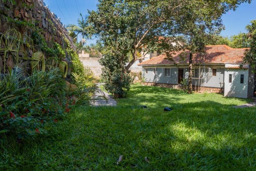 تختخواب و صبحانه Green Square Grove