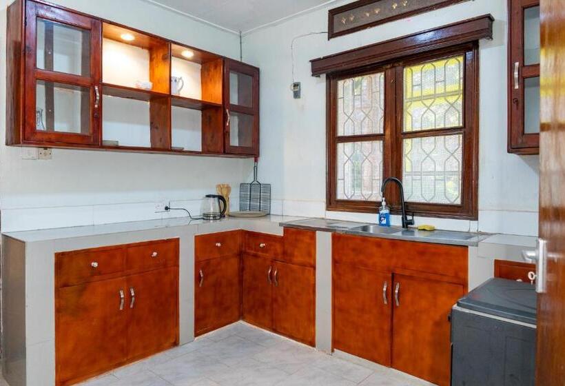 تختخواب و صبحانه Green Square Grove