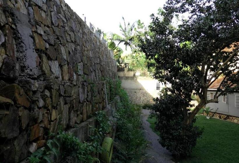 تختخواب و صبحانه Green Square Grove