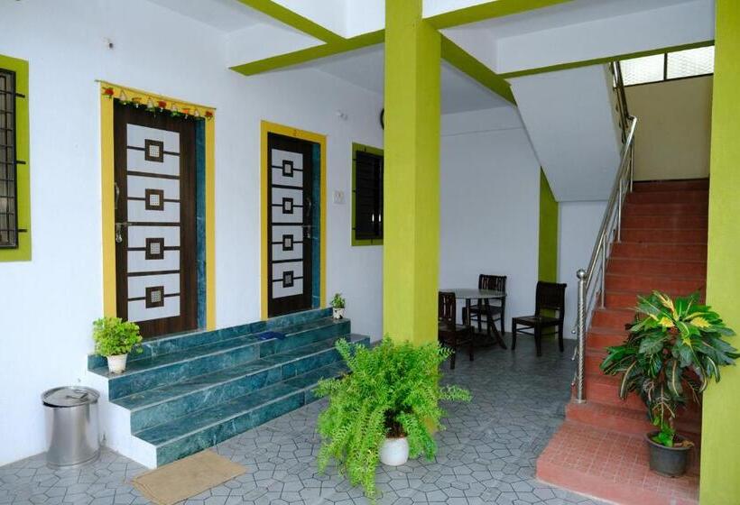 Pensão Aashray Guestroom