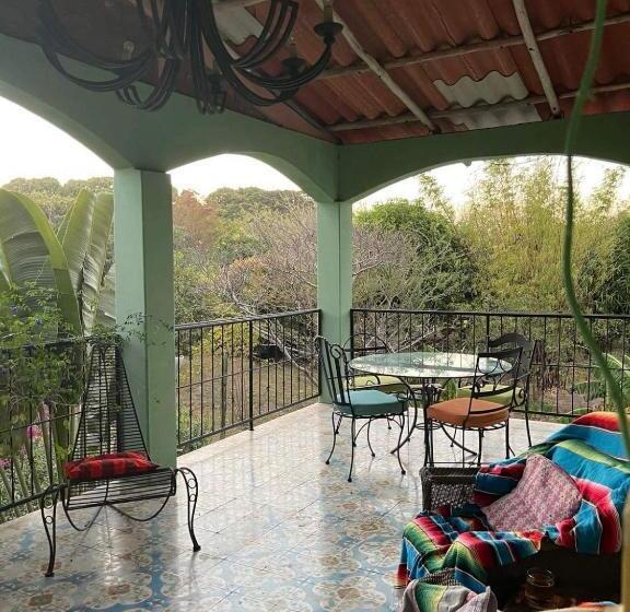 تختخواب و صبحانه The Traveler Palm B And B