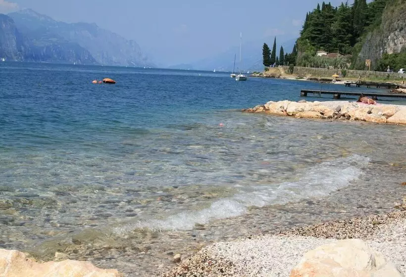 ホテル Albergo Del Garda