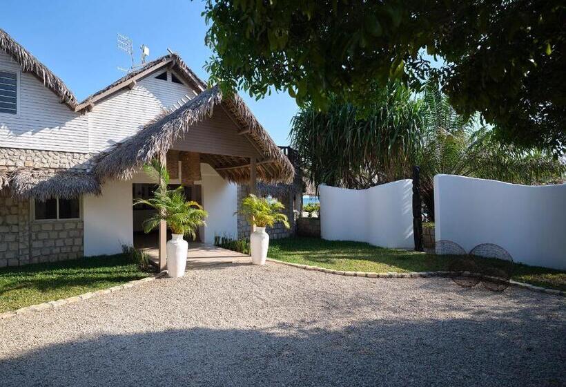 هتل Antsanitia Resort