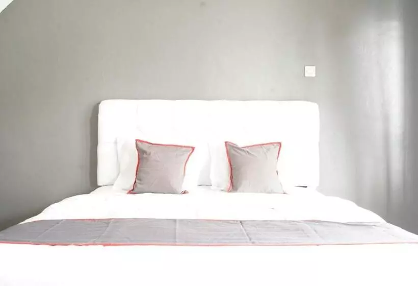 Hotelli Collection O 93732 Villa Opung