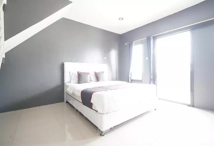 Hotelli Collection O 93732 Villa Opung