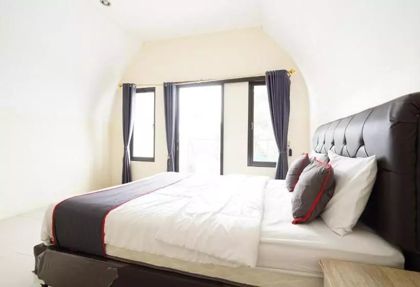 Hotelli Collection O 93732 Villa Opung