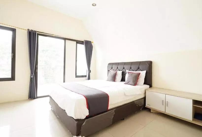 Hotelli Collection O 93732 Villa Opung