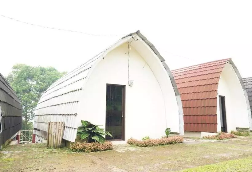 Hotelli Collection O 93732 Villa Opung