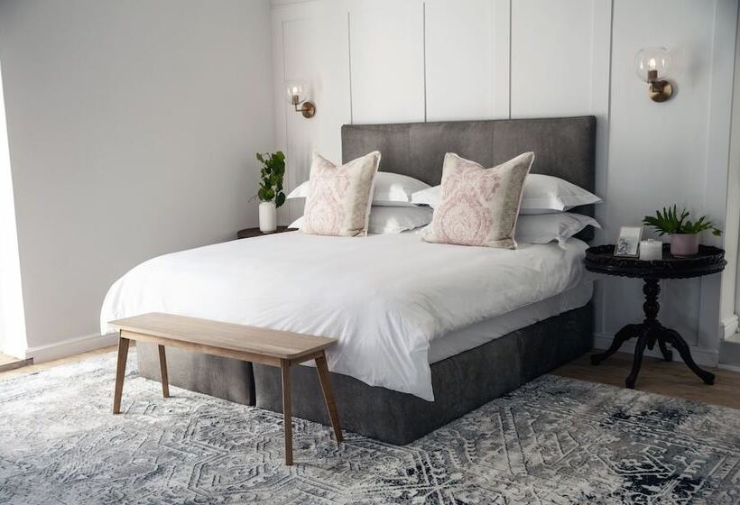 The Grand Hotel Robertson