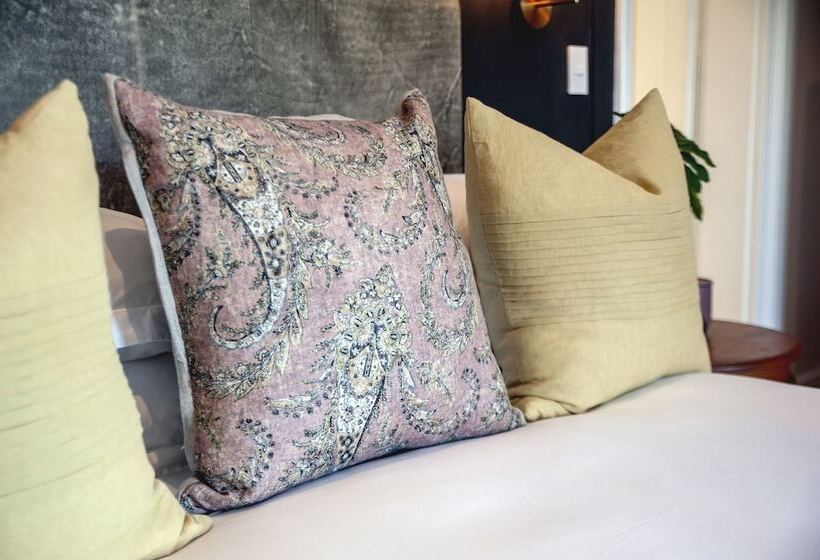 The Grand Hotel Robertson