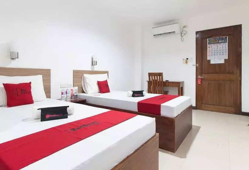 ホテル Reddoorz Plus Near Vigan City Commercial Center