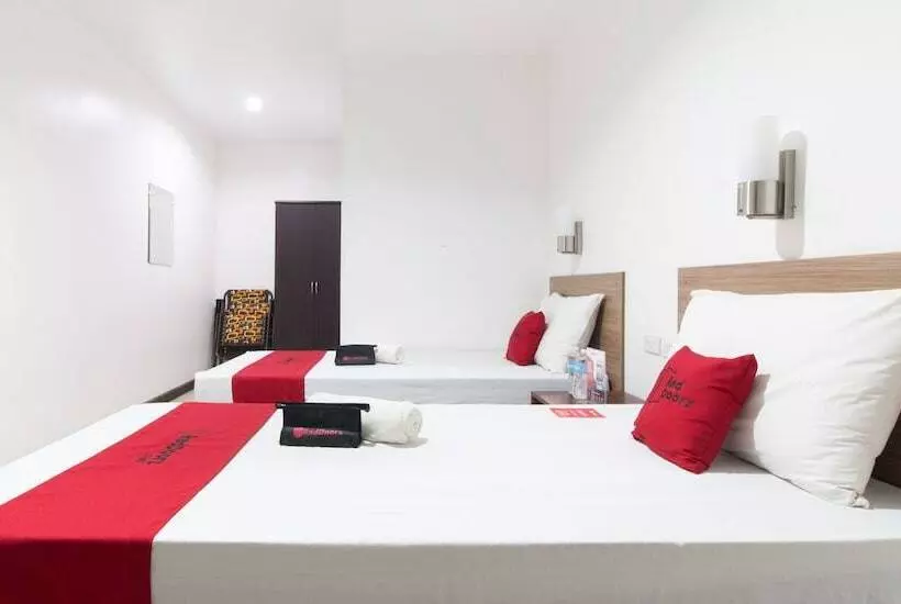 ホテル Reddoorz Plus Near Vigan City Commercial Center