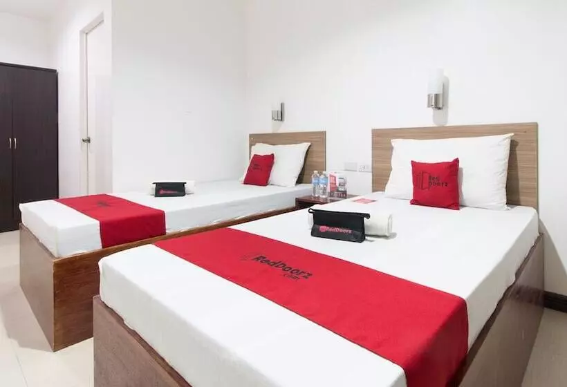 ホテル Reddoorz Plus Near Vigan City Commercial Center