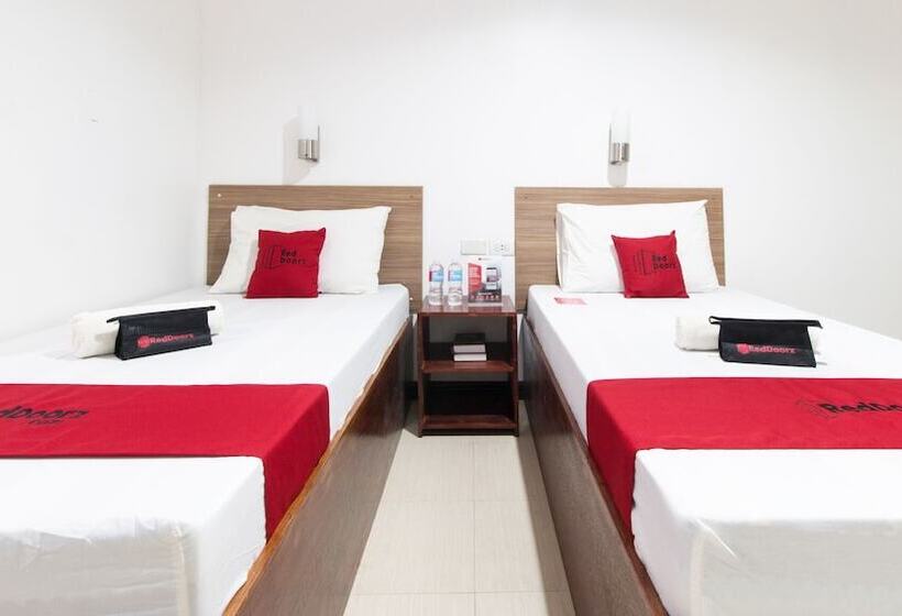 호텔 Reddoorz Plus Near Vigan City Commercial Center