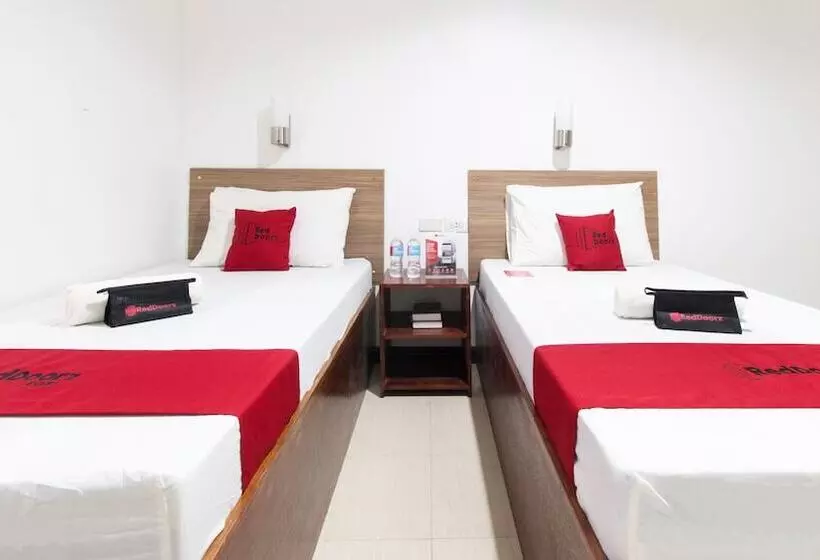 ホテル Reddoorz Plus Near Vigan City Commercial Center