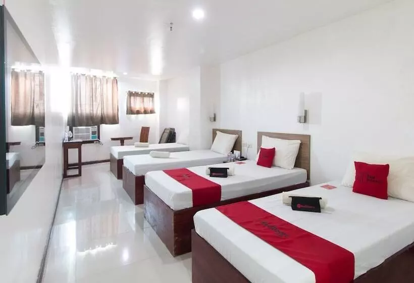 ホテル Reddoorz Plus Near Vigan City Commercial Center