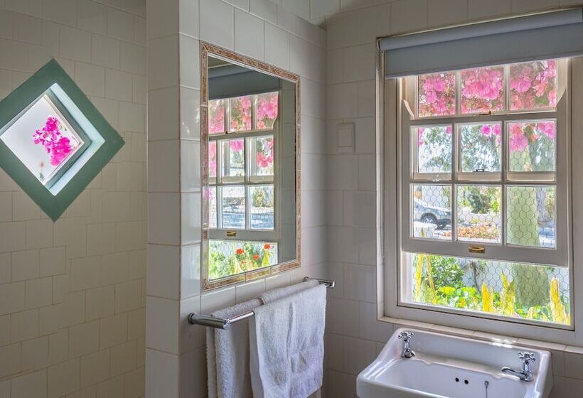 مبيت وإفطار 81 On Church Guest House