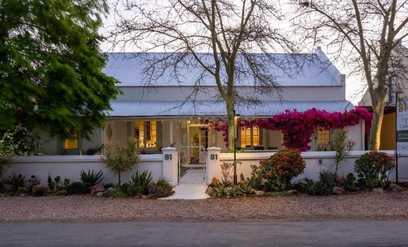 مبيت وإفطار 81 On Church Guest House