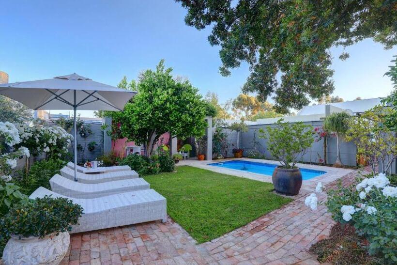 مبيت وإفطار 81 On Church Guest House