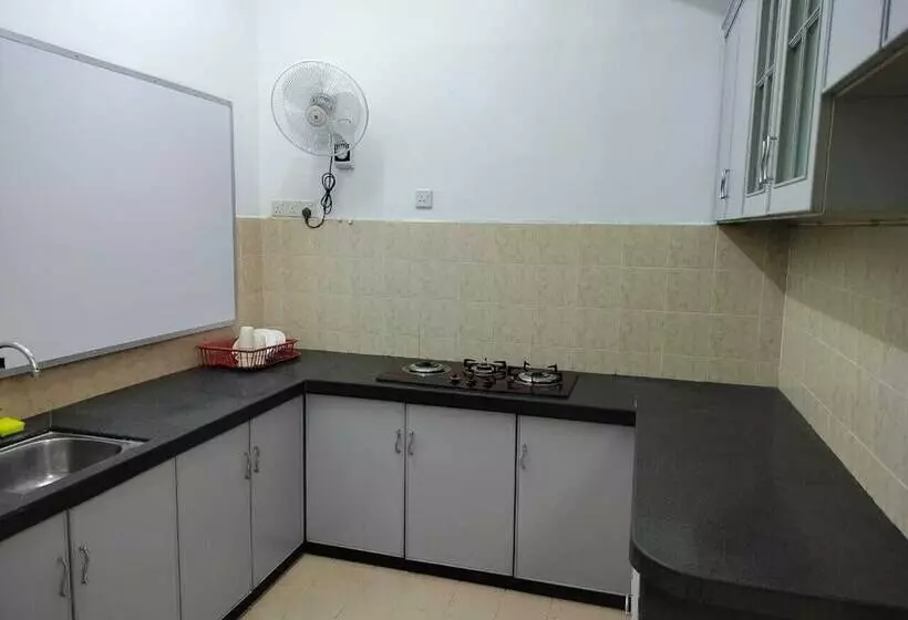 Cmn Hotel & Homestay