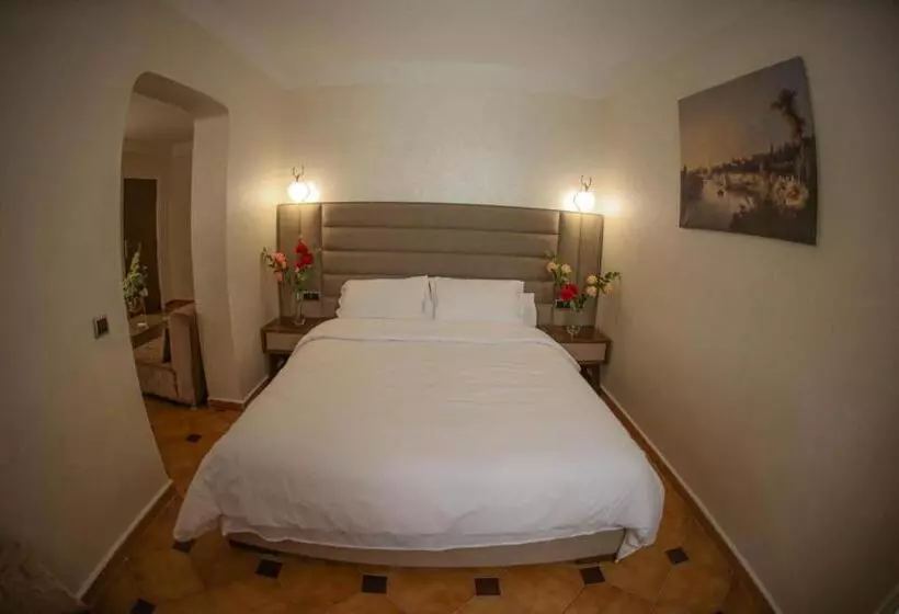هتل Hôtel Des Lilas