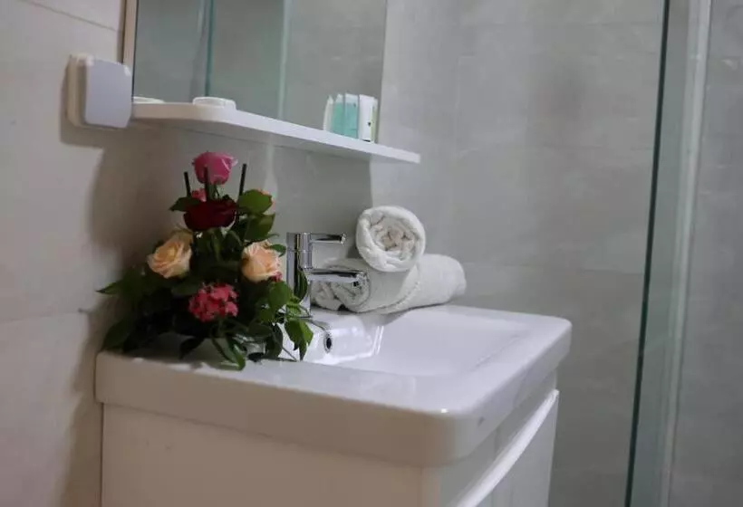هتل Hôtel Des Lilas