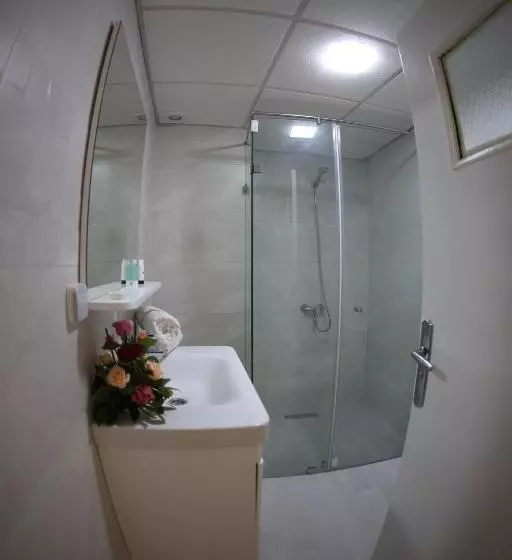 هتل Hôtel Des Lilas