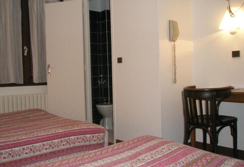 هتل Hôtel Restaurant Le Pavillon