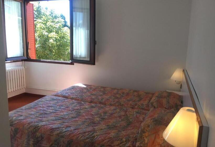 هتل Hôtel Restaurant Le Pavillon