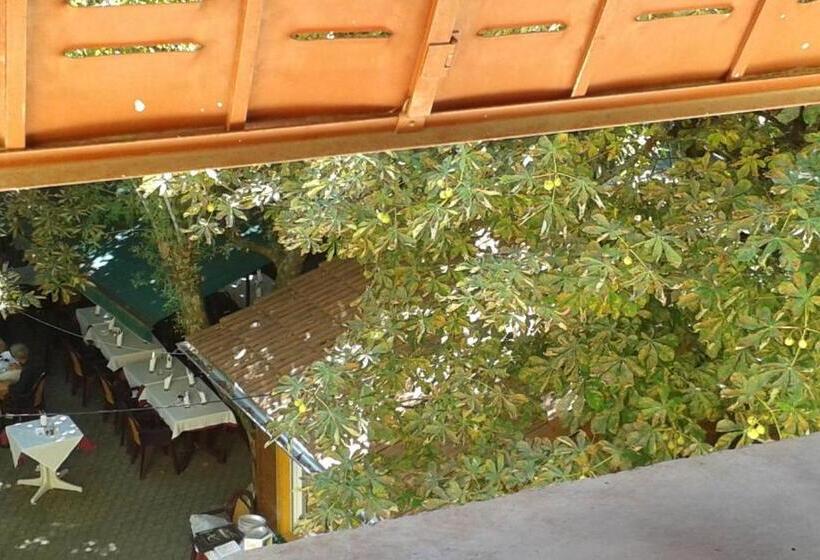 هتل Hôtel Restaurant Le Pavillon