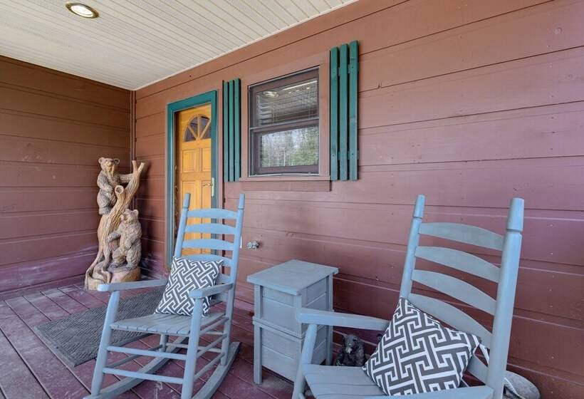 Cozy Sevierville Cabin W/ Hot Tub, Mountain Views!