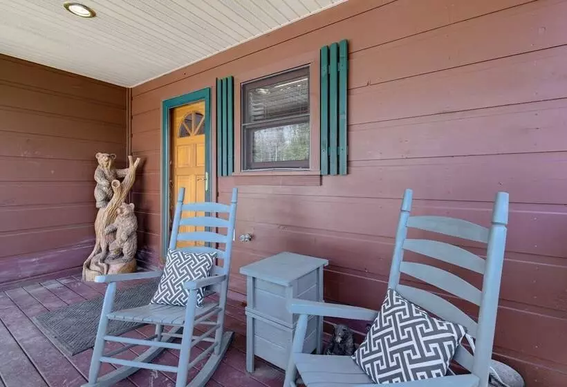 Cozy Sevierville Cabin W/ Hot Tub, Mountain Views!