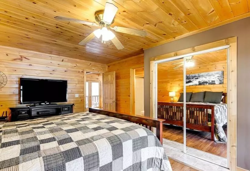 Cozy Sevierville Cabin W/ Hot Tub, Mountain Views!