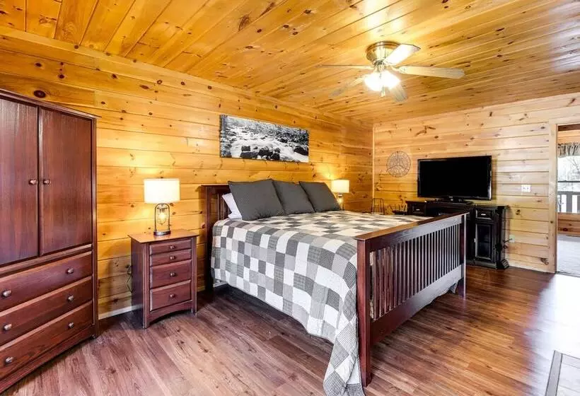 Cozy Sevierville Cabin W/ Hot Tub, Mountain Views!