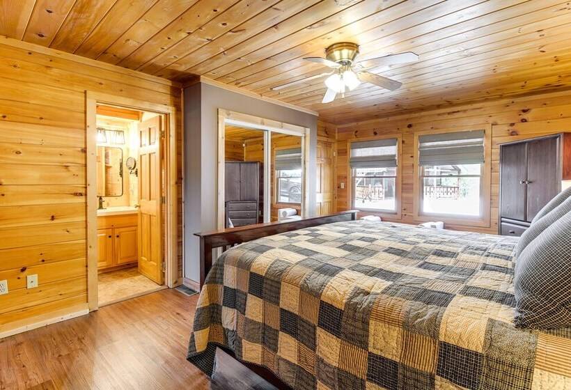 Cozy Sevierville Cabin W/ Hot Tub, Mountain Views!