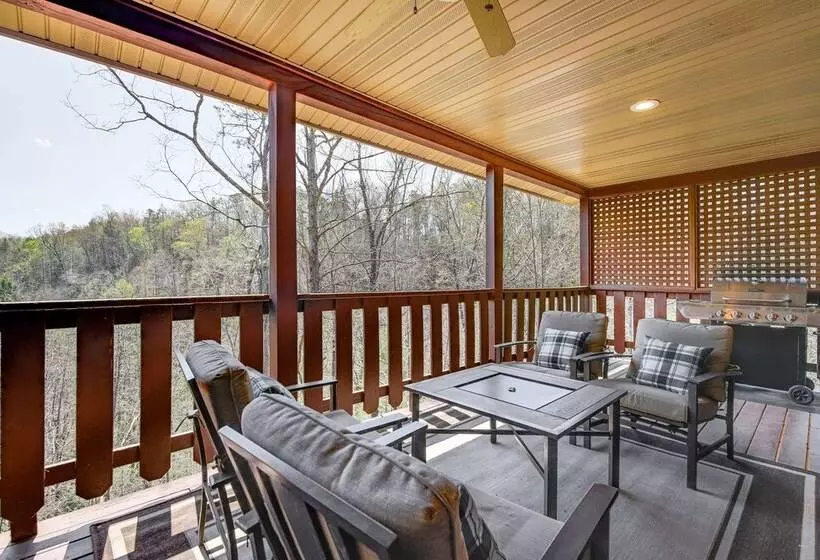 Cozy Sevierville Cabin W/ Hot Tub, Mountain Views!