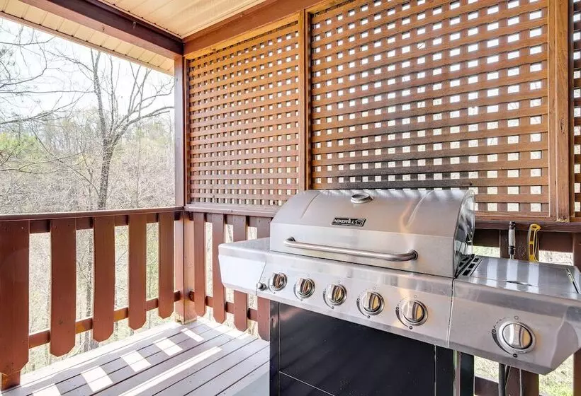 Cozy Sevierville Cabin W/ Hot Tub, Mountain Views!