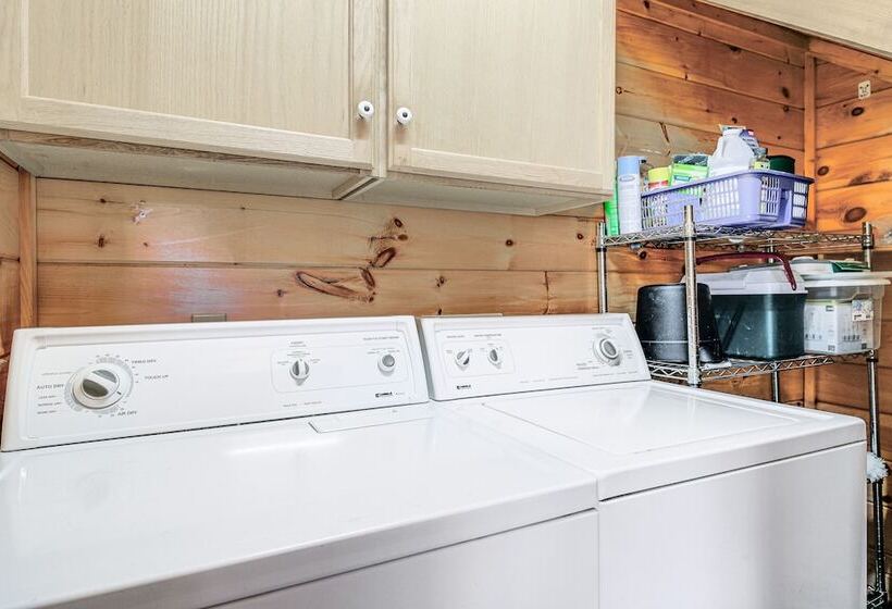 Cozy Sevierville Cabin W/ Hot Tub, Mountain Views!