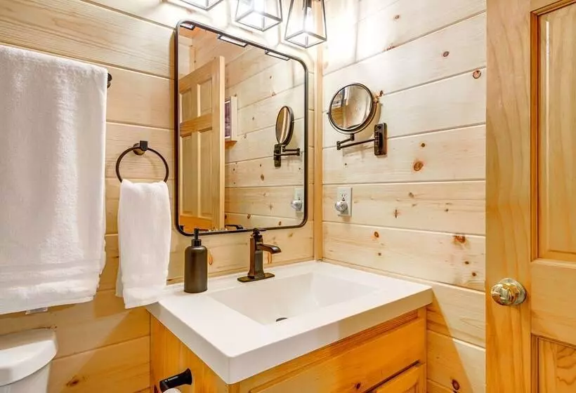 Cozy Sevierville Cabin W/ Hot Tub, Mountain Views!