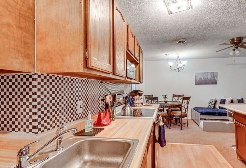 Harrisburg Home W/ Private Yard + Screened Porch!