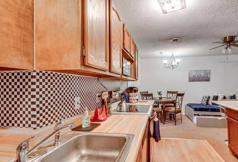 Harrisburg Home W/ Private Yard + Screened Porch!