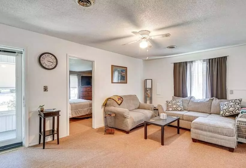 Harrisburg Home W/ Private Yard + Screened Porch!