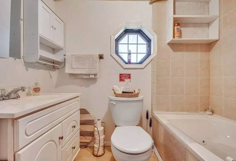 Harrisburg Home W/ Private Yard + Screened Porch!