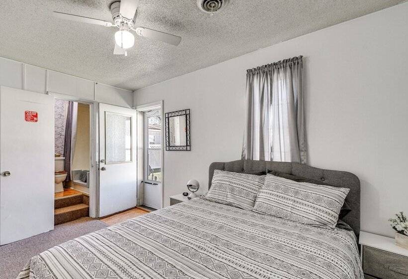 Harrisburg Home W/ Private Yard + Screened Porch!