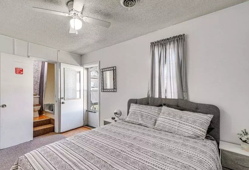 Harrisburg Home W/ Private Yard + Screened Porch!